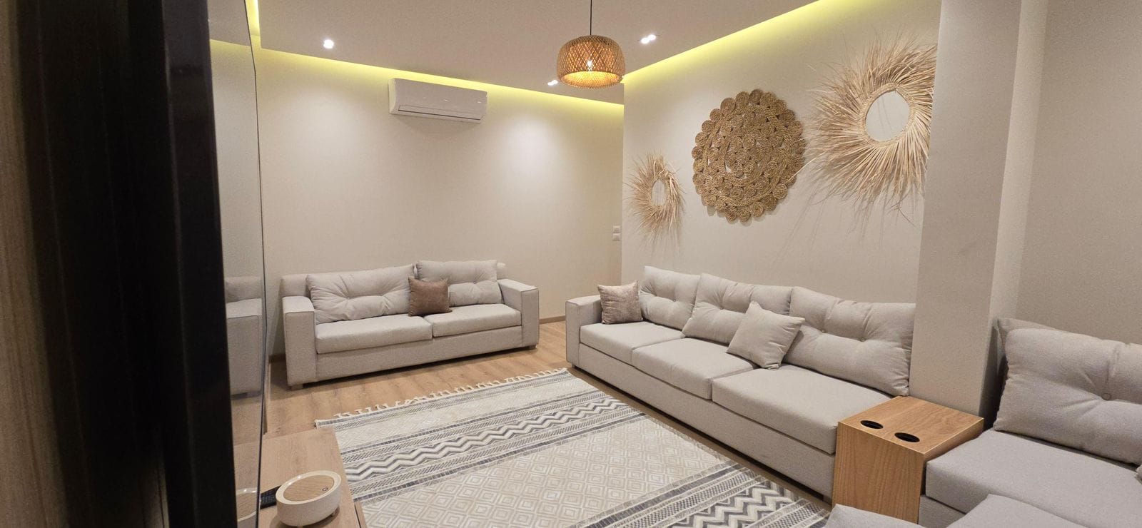 شقه فندقيه ب ٦ أكتوبر بفيلا سكنيه بغرب سوميد بجوار مول العرب وجامعه مصر