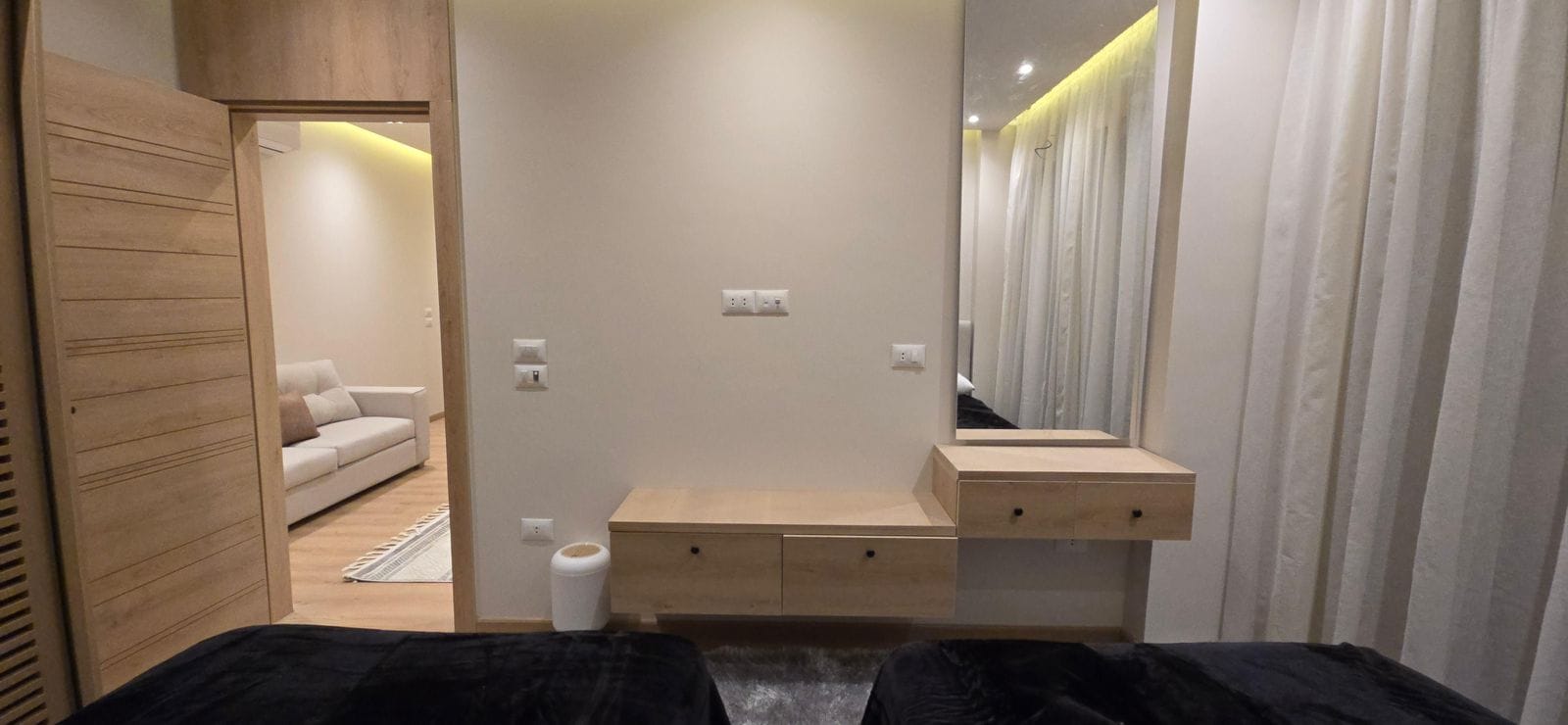 شقه فندقيه ب ٦ أكتوبر بفيلا سكنيه بغرب سوميد بجوار مول العرب وجامعه مصر