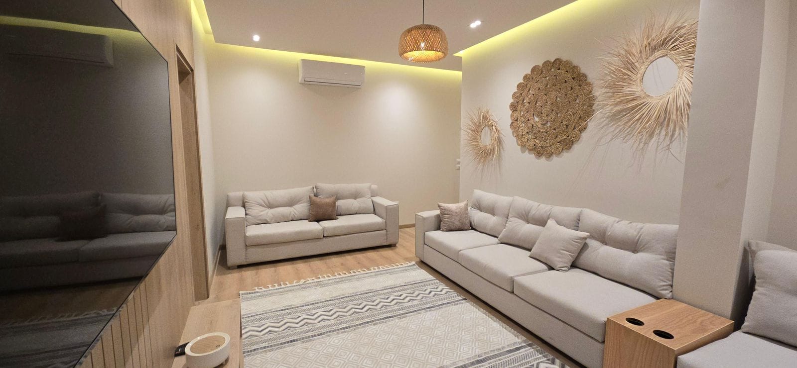 شقه فندقيه ب ٦ أكتوبر بفيلا سكنيه بغرب سوميد بجوار مول العرب وجامعه مصر