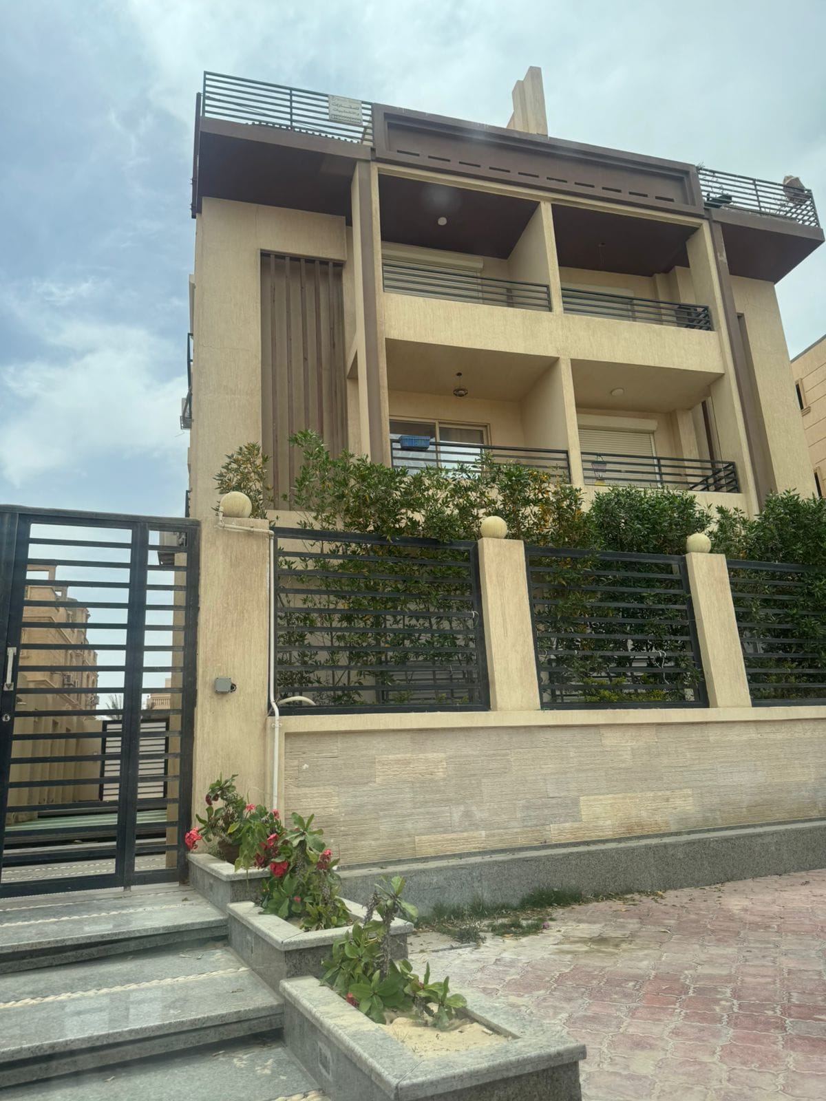 شقه فندقيه ب ٦ أكتوبر بفيلا سكنيه بغرب سوميد بجوار مول العرب وجامعه مصر